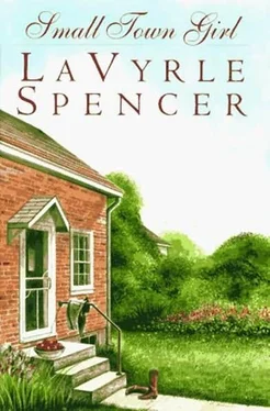 LaVyrle Spencer Small Town Girl обложка книги