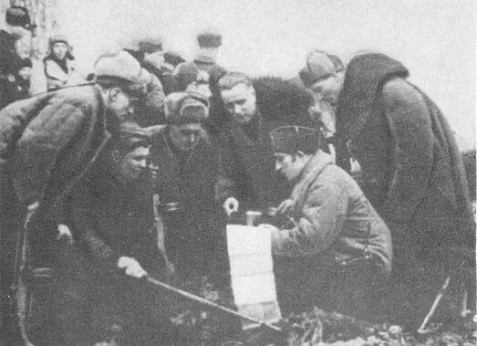 Постановка задачи Радистка Н С Кокурина Командир отряда К М Алексеев - фото 29