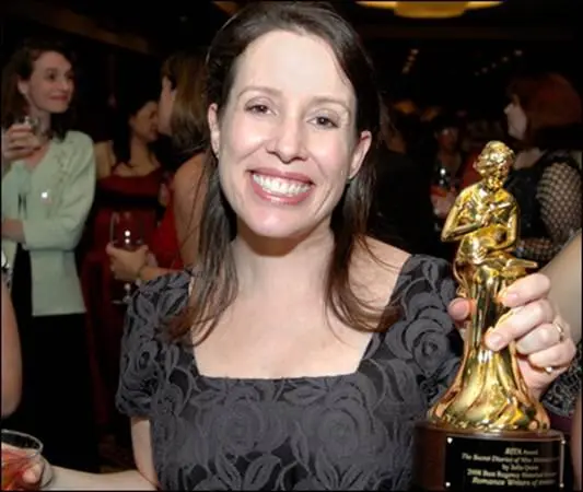 JULIA QUINNstarted writing her first book one month after finishing college and - фото 2
