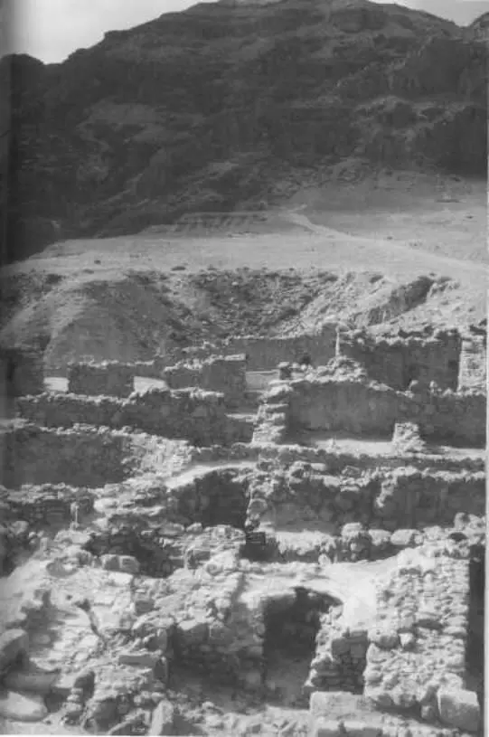 31 The Qumran ruins from the fortified tower In the foreground are the - фото 32