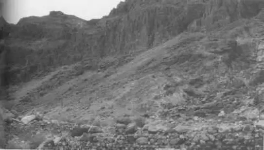 38 Ruins of a settlement at En elGhuweir near to the graves The ruins have - фото 39