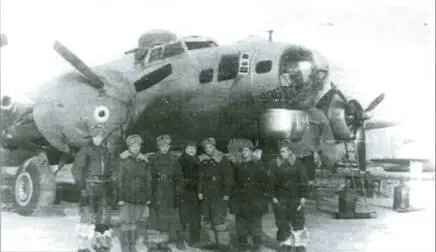 Экипаж бомбардировщика В17 4297996 Командир И А Щадных крайний слева - фото 55