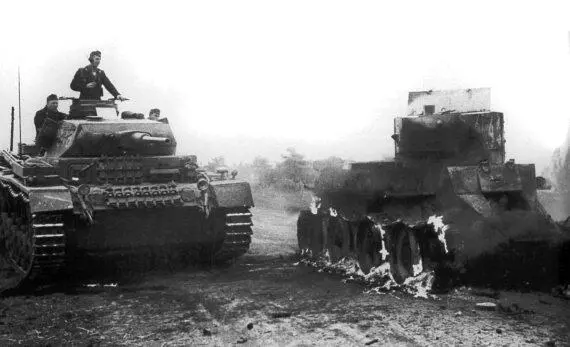 Немецкий танк Pz III проезжает мимо горящего БТ5 Их прославляли в фильмах - фото 5