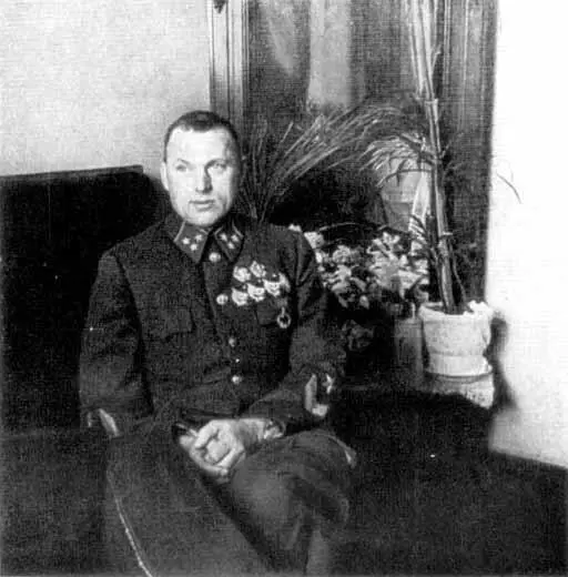 К К Рокоссовский и Н Н Воронов допрашивают Ф Паулюса 1943 год К К - фото 14