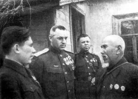 К К Рокоссовский и В И Казаков среди артиллеристов Героев Советского - фото 17