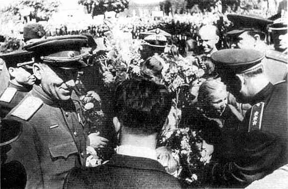 К К Рокоссовский на КП вблизи Варшавы Ноябрь 1944 года К К - фото 23