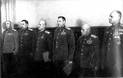 К К Рокоссовский и Б Монтгомери 1945 год Встреча Г К Жукова В Д - фото 28