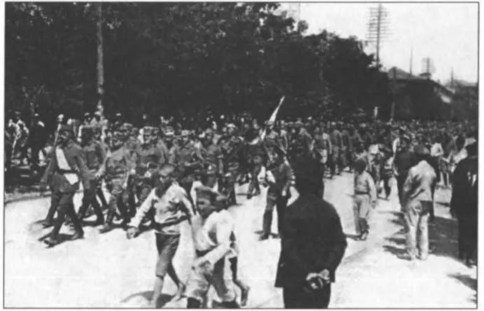Січові стрільці входять в Єписаветград Червень 1918 р Копія Стрільці у - фото 179