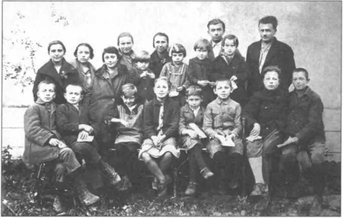 Пластуни зі своїм наставником Михайлом ГОРБОВИМ у день судового слідства під - фото 210
