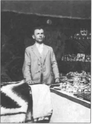 Роман ГОРБОВИЙ брат М Горбового Вересень 1937 р З оригіналу Публікується - фото 217
