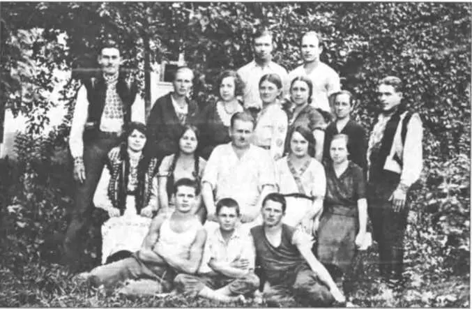 Михайло ГОРБОВИЙ у центрі із вихованцями та однодумцями 15 липня 1934 р З - фото 234