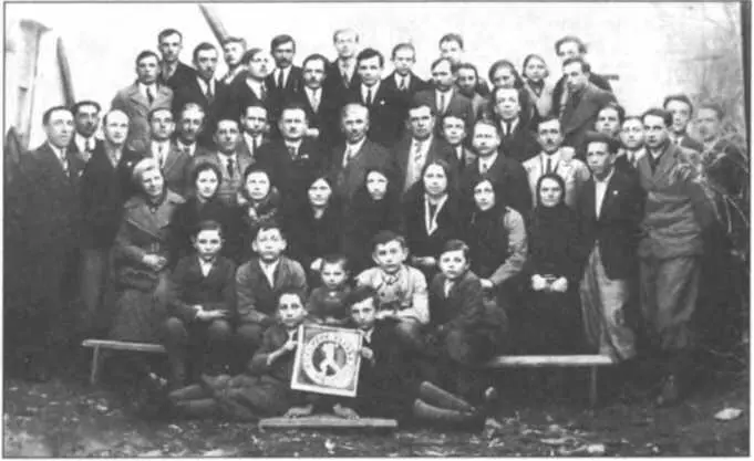 Каменярі У центрі ліворуч Михайло ГОРБОВИЙ Село Кути 20 березня 1938 р З - фото 240