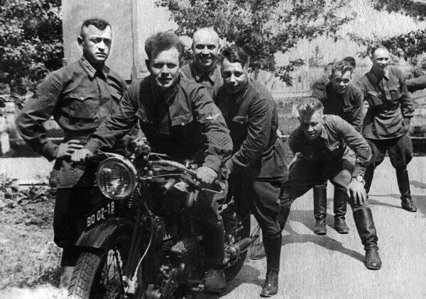Летчики одного из истребительных полков дурачатся перед камерой фотографа 1940 - фото 8