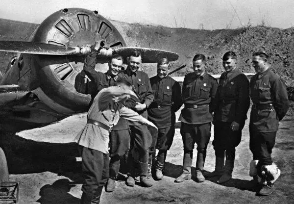 Летчики 84го ИАП весна 1943 г Устарев еще к началу войны И16 тем не менее - фото 26
