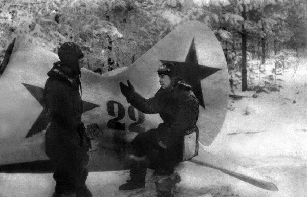 Командир 286го ИАП подполковник ПН Баранов сидит на хвостовом оперении - фото 28