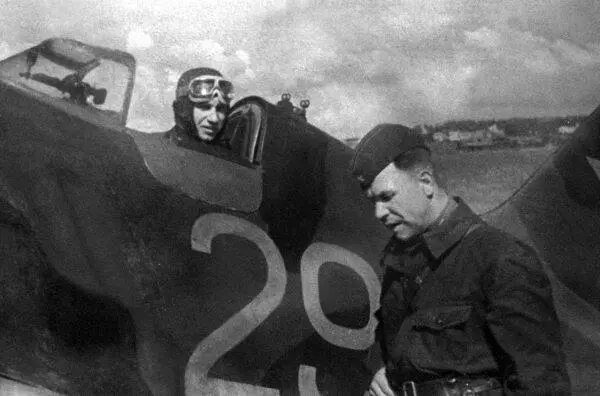 Летчик в кабине И16 получает предполетный инструктаж 286й ИАП 1942 г - фото 29
