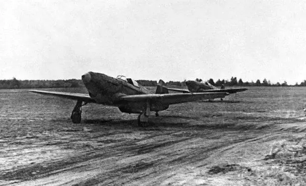 Пара Як1 из 1го ГвИАП вылетает на задание лето 1942 г Для начала - фото 36