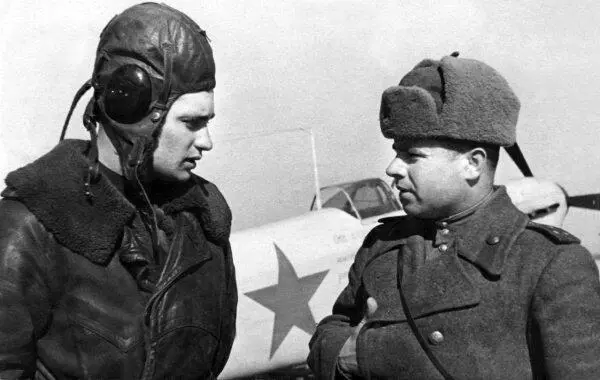 Командир эскадрильи 12го ГвИАП Герой Советского Союза Алексей Катрич беседует - фото 37