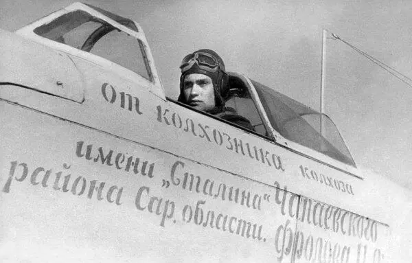 Командир эскадрильи 12го ГвИАП Герой Советского Союза Алексей Катрич в кабине - фото 38