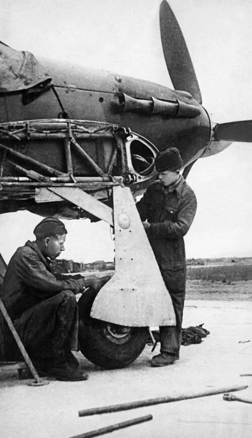 Сборка поставленного по лендлизу английского истребителя Харрикейн - фото 69