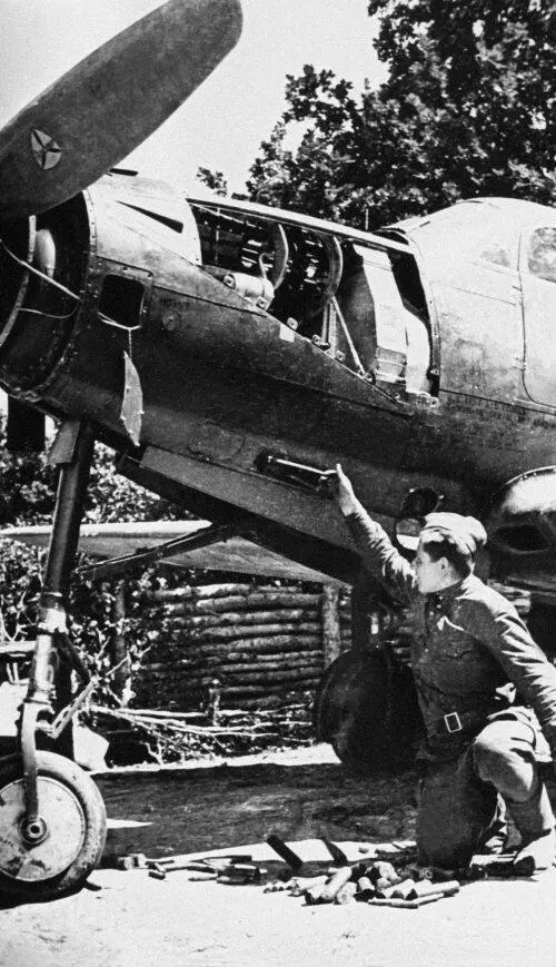 После вылета механик извлекает стреляные гильзы 37мм пушки из специального - фото 82