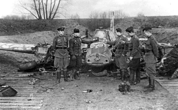 Летчики 86го ГИАП возле уничтоженного в капонире немецкого штурмовика - фото 114