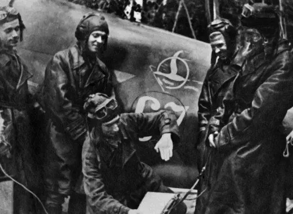 Летчики 5го ГвИАП у истребителя Ла5 разбирают прошедший воздушный бой Слева - фото 118