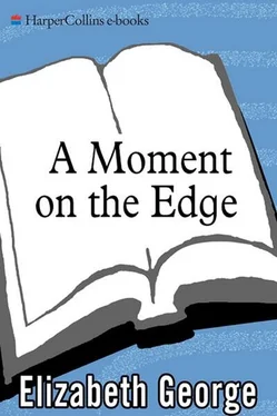 Elizabeth George A Moment On the Edge : 100 Years of Crime Stories By Women обложка книги