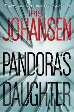 Iris Johansen Pandora's Daughter обложка книги