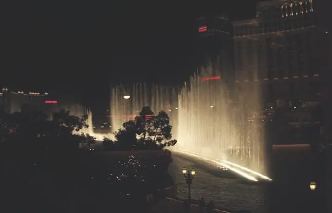 Шоу фонтанов отеля Bellagio The Mirage понастроил горы водопадов внутри отеля - фото 36