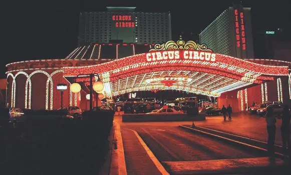 Отель Circus Circus MGM Grand отель солидный громадные холлы дорогие ковры - фото 38