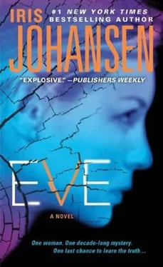 Iris Johansen Eve обложка книги