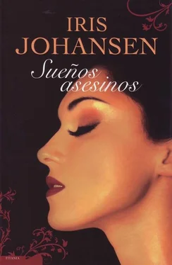 Iris Johansen Sueños asesinos обложка книги