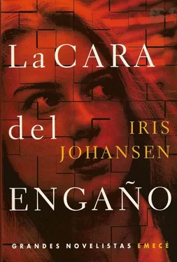 Iris Johansen La Cara del Engaño обложка книги