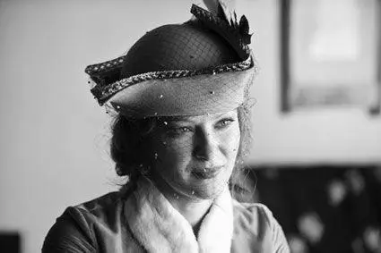 Gretchen Mol as Gillian a showgirl who is a longtime acquaintance of Nuckys - фото 19
