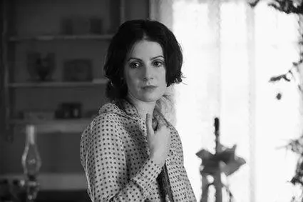 Aleksa Palladino as Angela Darmody Michael Stuhlbarg as Arnold Rothstein L - фото 25