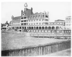 Hotel Windsor This was the site of the first walkoutprotest by - фото 71