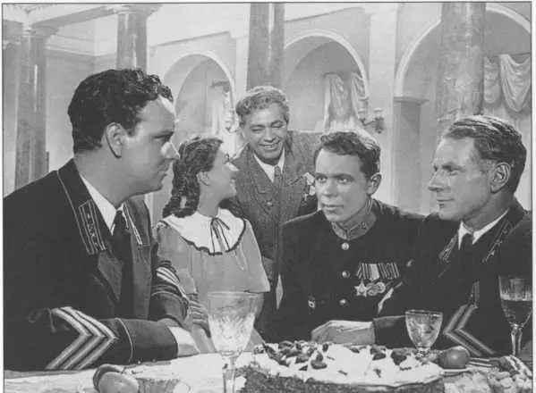 С Верой Кузнецовой в фильме Большая семья 1954 На Международном - фото 13