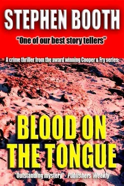 Stephen Booth Blood on the Tongue обложка книги
