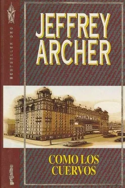 Jeffrey Archer Como los cuervos обложка книги