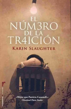 Karin Slaughter El número de la traición обложка книги