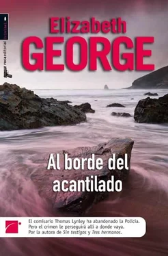 Elizabeth George Al borde del Acantilado обложка книги