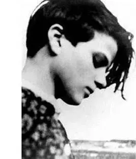 Sophie Scholl en una imagen tomada durante el juicio al que fue sometida en - фото 14