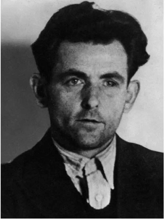 Georg Elser logró ocultar una bomba de relojería en el lugar en el que Hitler - фото 17