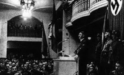 Hitler durante un discurso en la cervecería de Munich en la que Elser - фото 18