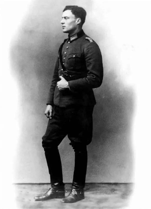 Stauffenberg retratado como oficial del 17º Regimiento de Caballería de - фото 25