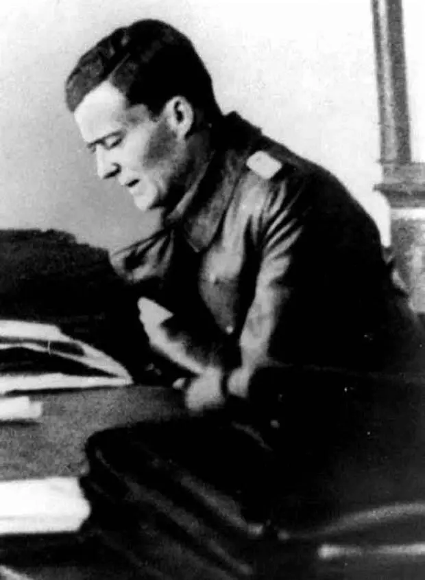 Imagen tomada en 1940 cuando Stauffenberg estaba asignado a la 6ª División - фото 27