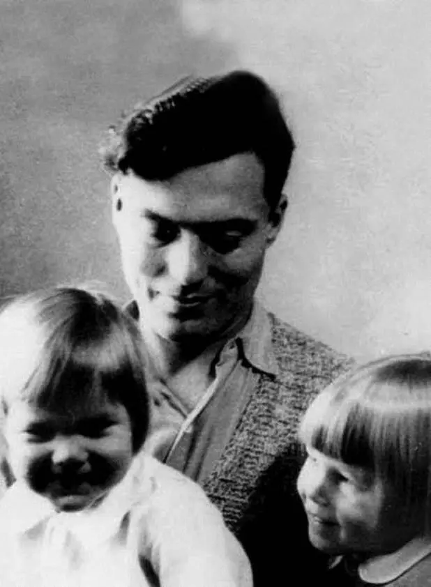 Stauffenberg con dos de sus hijos Sería precisamente durante esa segunda mitad - фото 28