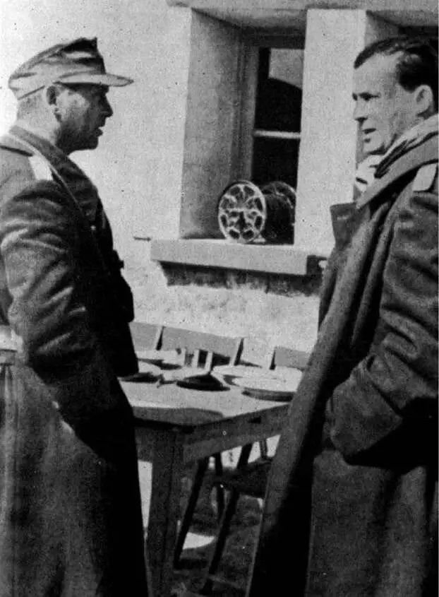 Stauffenberg derecha conversando con el barón von Broich durante la campaña - фото 29