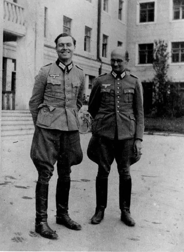Un sonriente Stauffenberg junto a Mertz von Quirnheim en un momento - фото 37